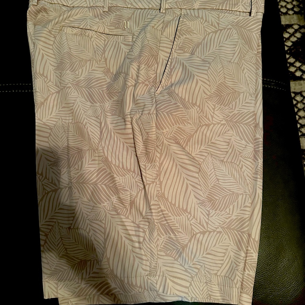 Walter Hagen golf shorts has some snags